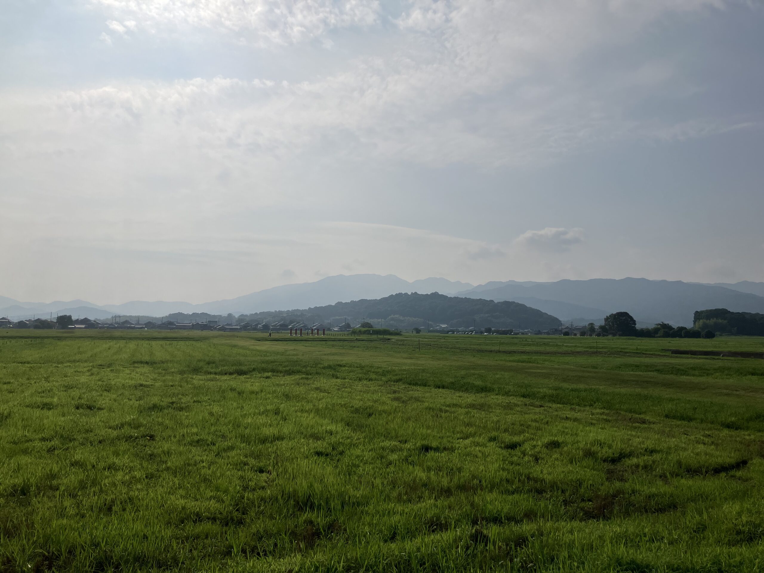 藤原宮跡から望む大和三山のうち天香久山方面の眺め