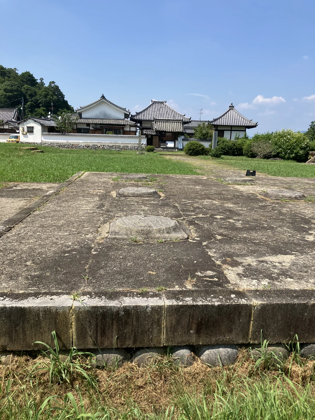 川原寺跡の基壇上に残る礎石