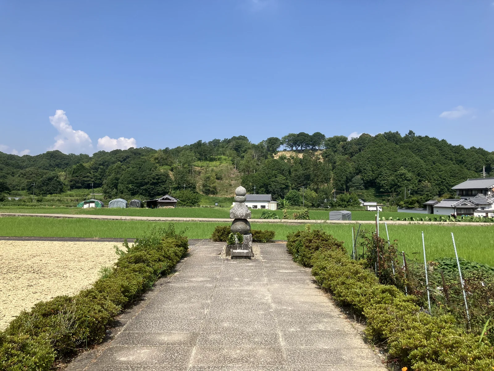 飛鳥寺西側の蘇我入鹿首塚方面