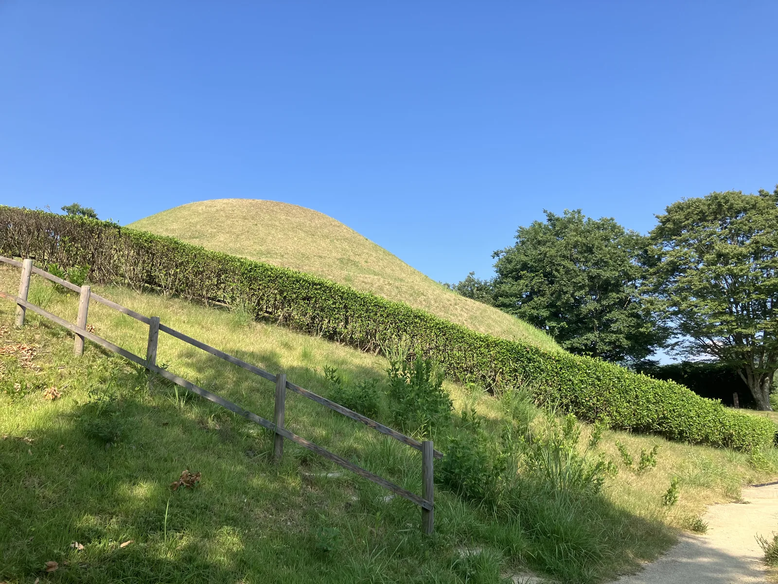 横から見た高松塚古墳の復元墳丘