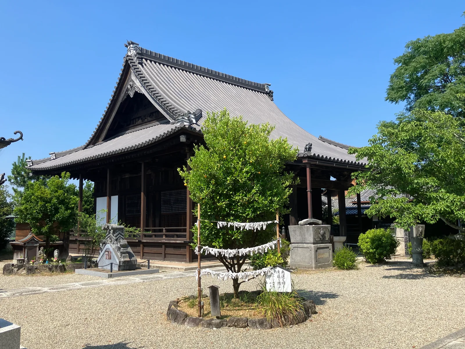 橘寺の本堂（太子殿）の外観と境内