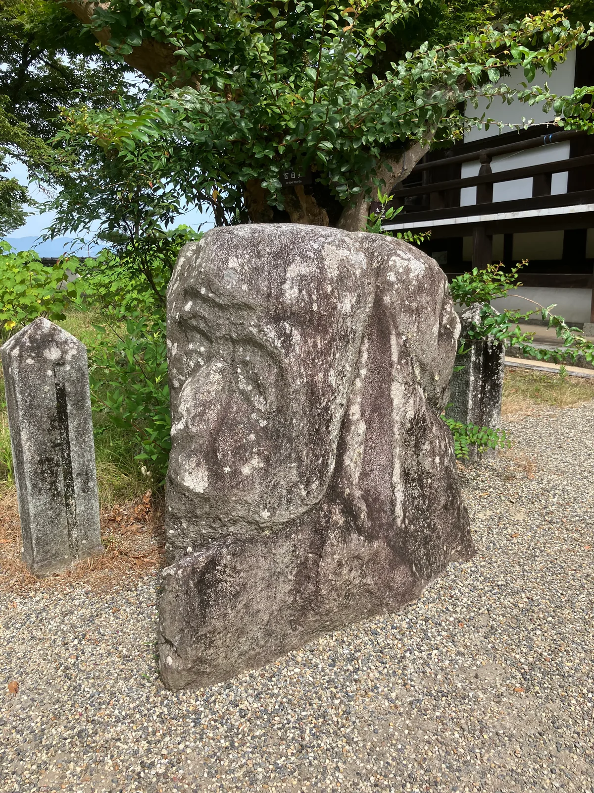 橘寺境内にある二面石
