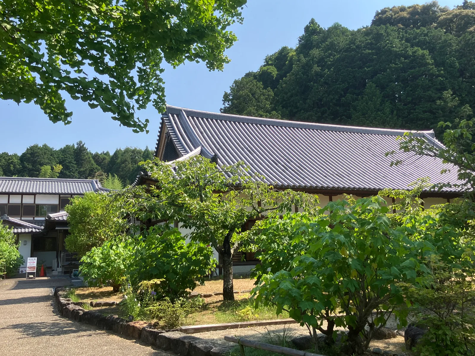 橘寺の往生院方面の建物と庭