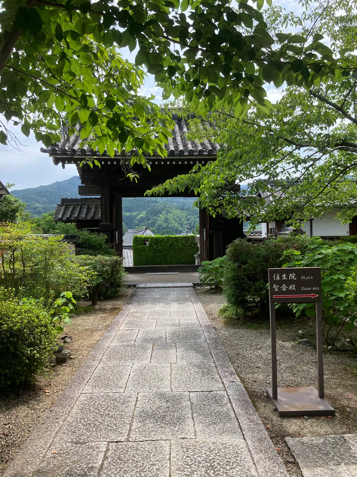 橘寺の門から境内へ続く平坦な道