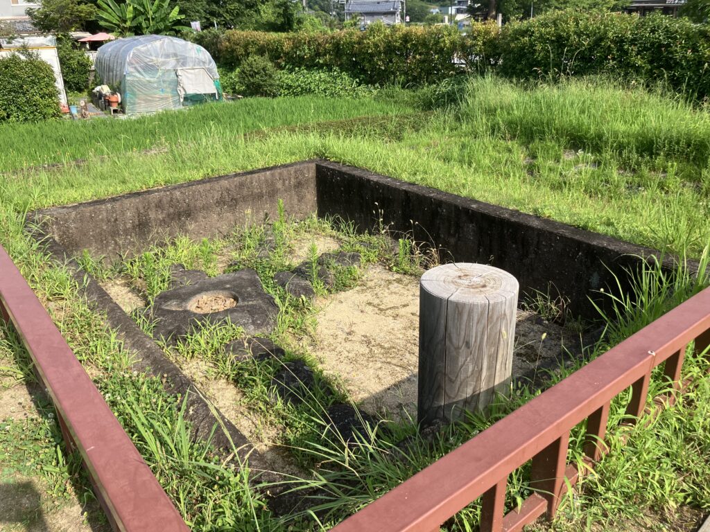 飛鳥水落遺跡の正方形の基壇と石組の近景