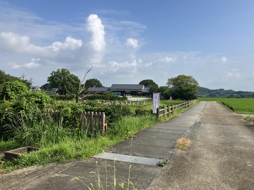 飛鳥水落遺跡の横を通る見学導線と周辺の田園風景