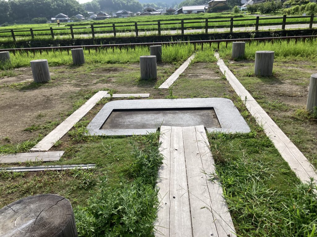 飛鳥水落遺跡の柱位置表示と中央部の構造表示