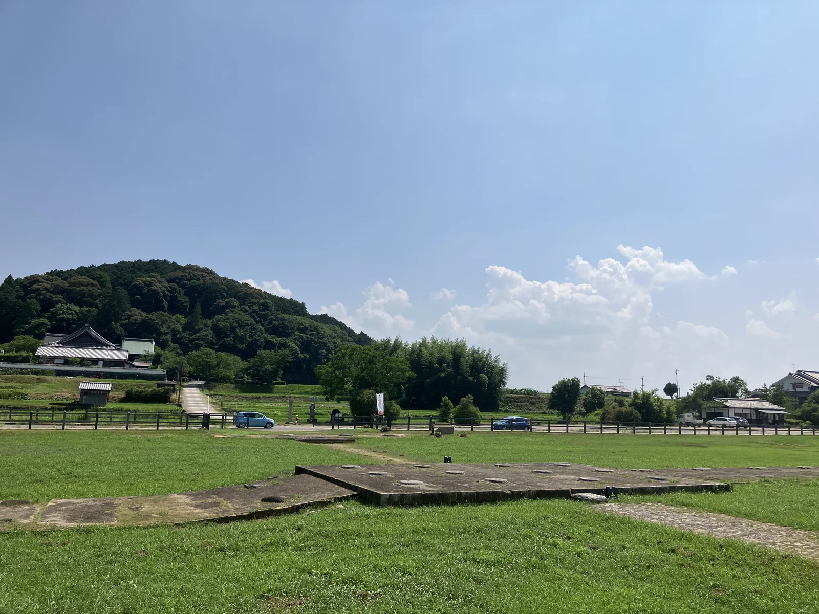 川原寺跡に広がる基壇と礎石群