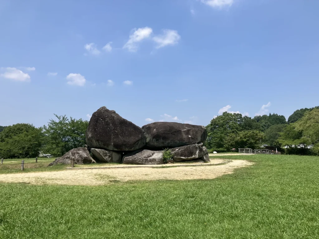 外側から見た石舞台古墳の巨石