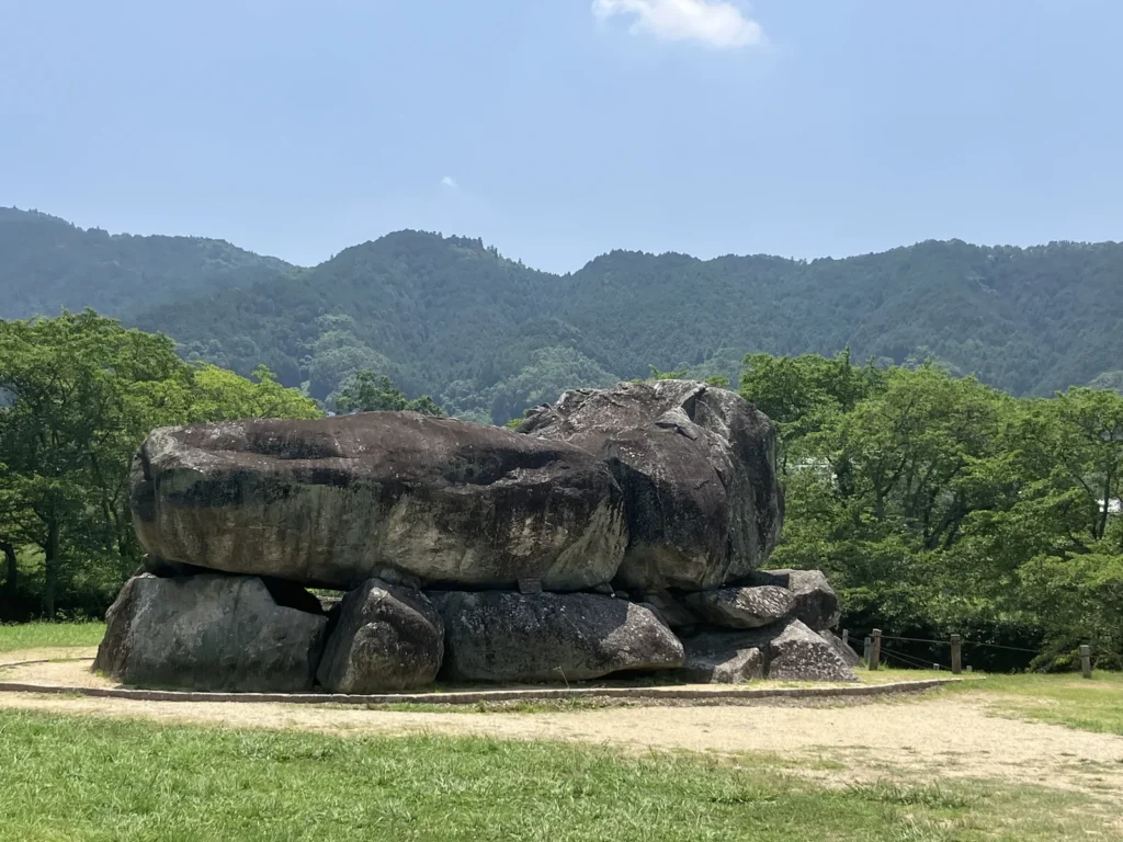 山並みを背景にした石舞台古墳の全景