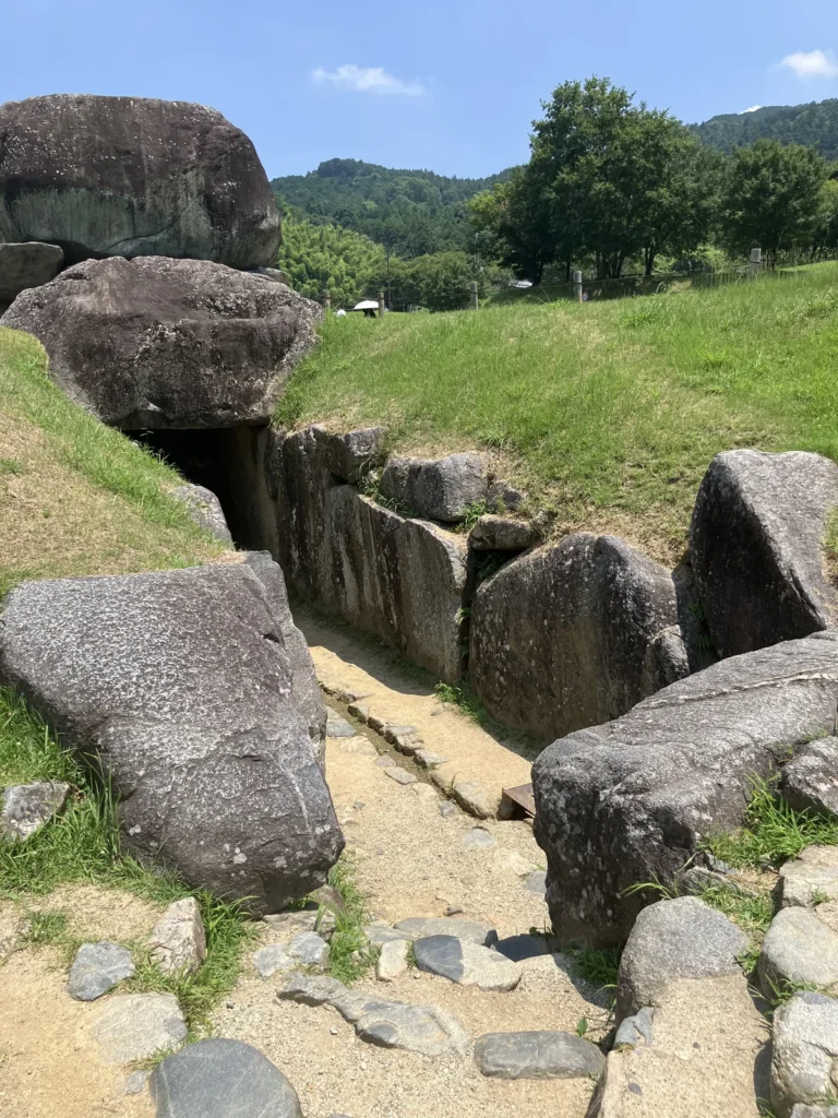 石舞台古墳の石室入口へ下りる通路