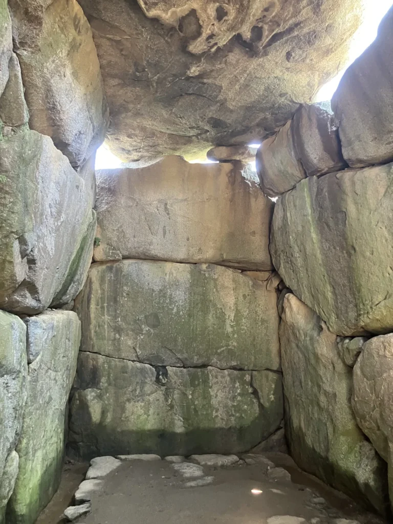 石舞台古墳の石室内部と巨石