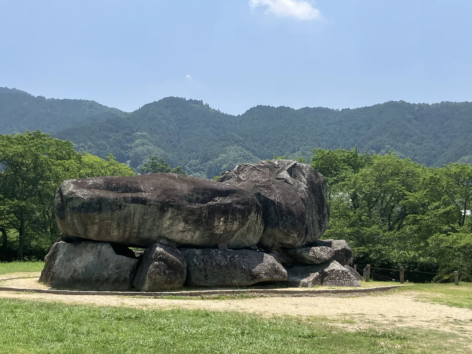 山並みを背景にした石舞台古墳の全景