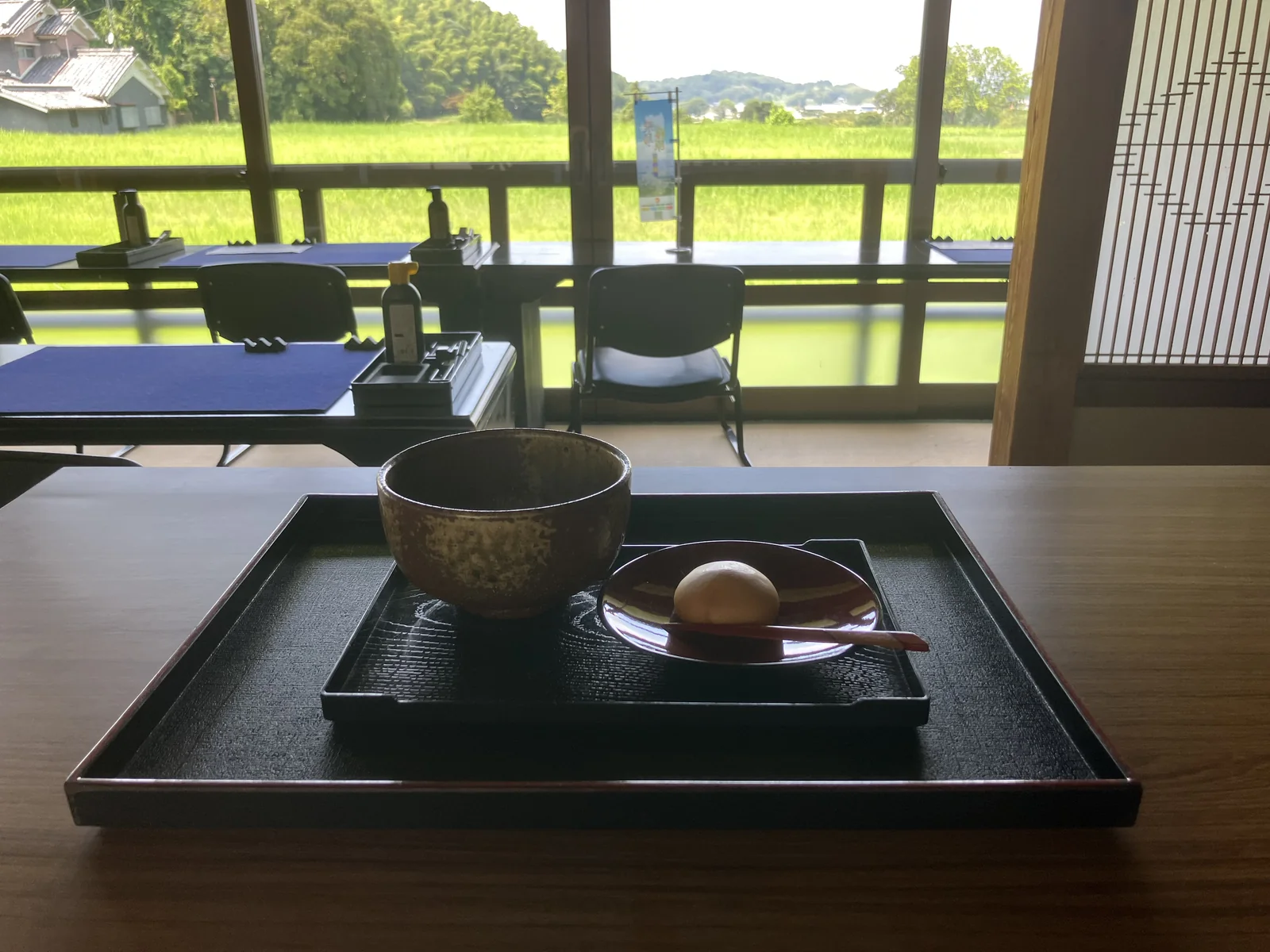 写経道場のお抹茶と窓越しに見える川原寺跡
