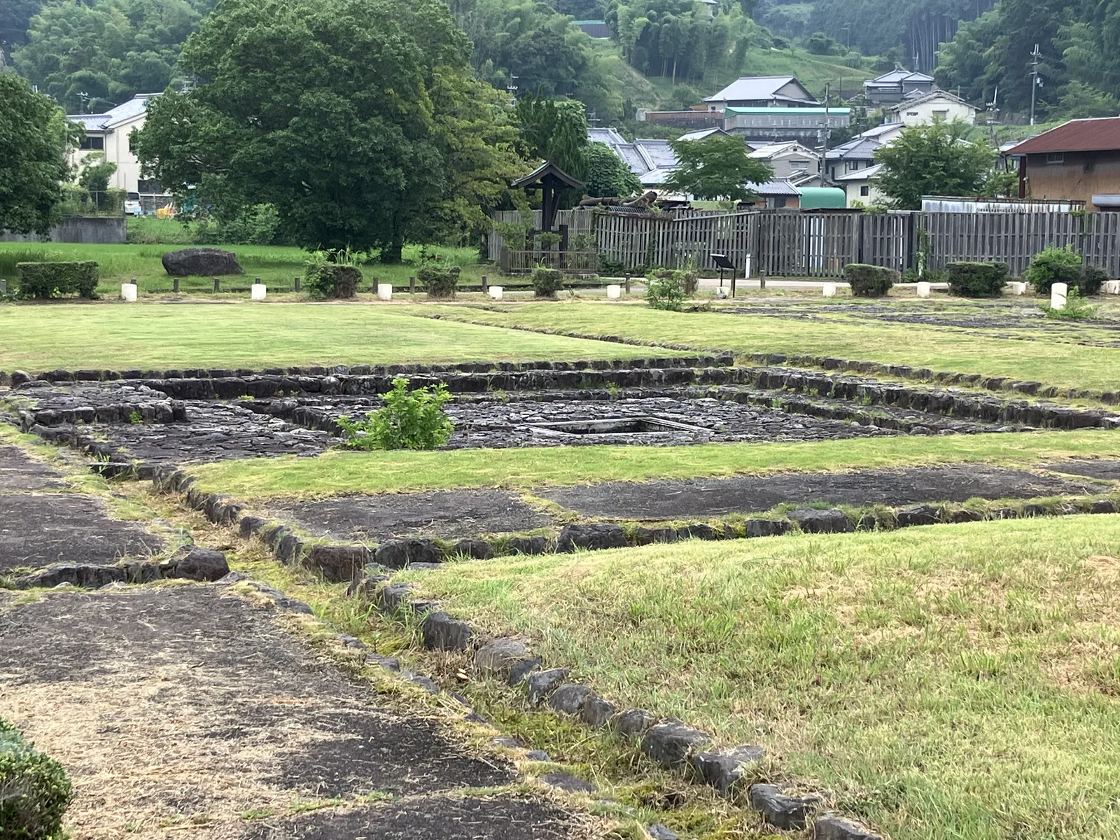 飛鳥宮跡の遺構区画と柱位置表示が見える現地の景観