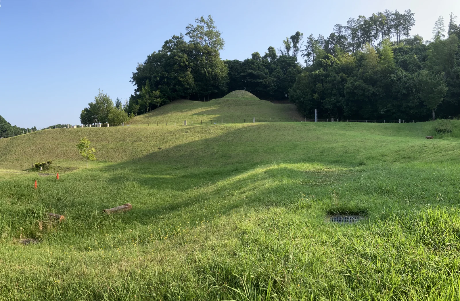 芝生と復元墳丘が広がるキトラ古墳周辺地区の景観