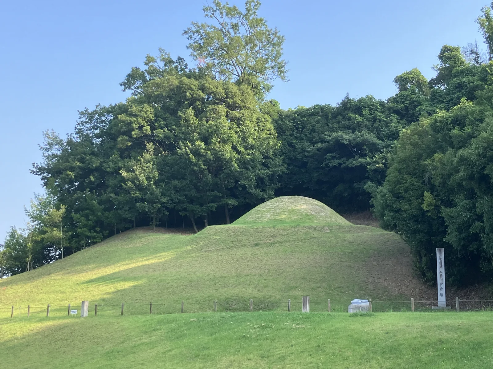 キトラ古墳の復元された円形墳丘
