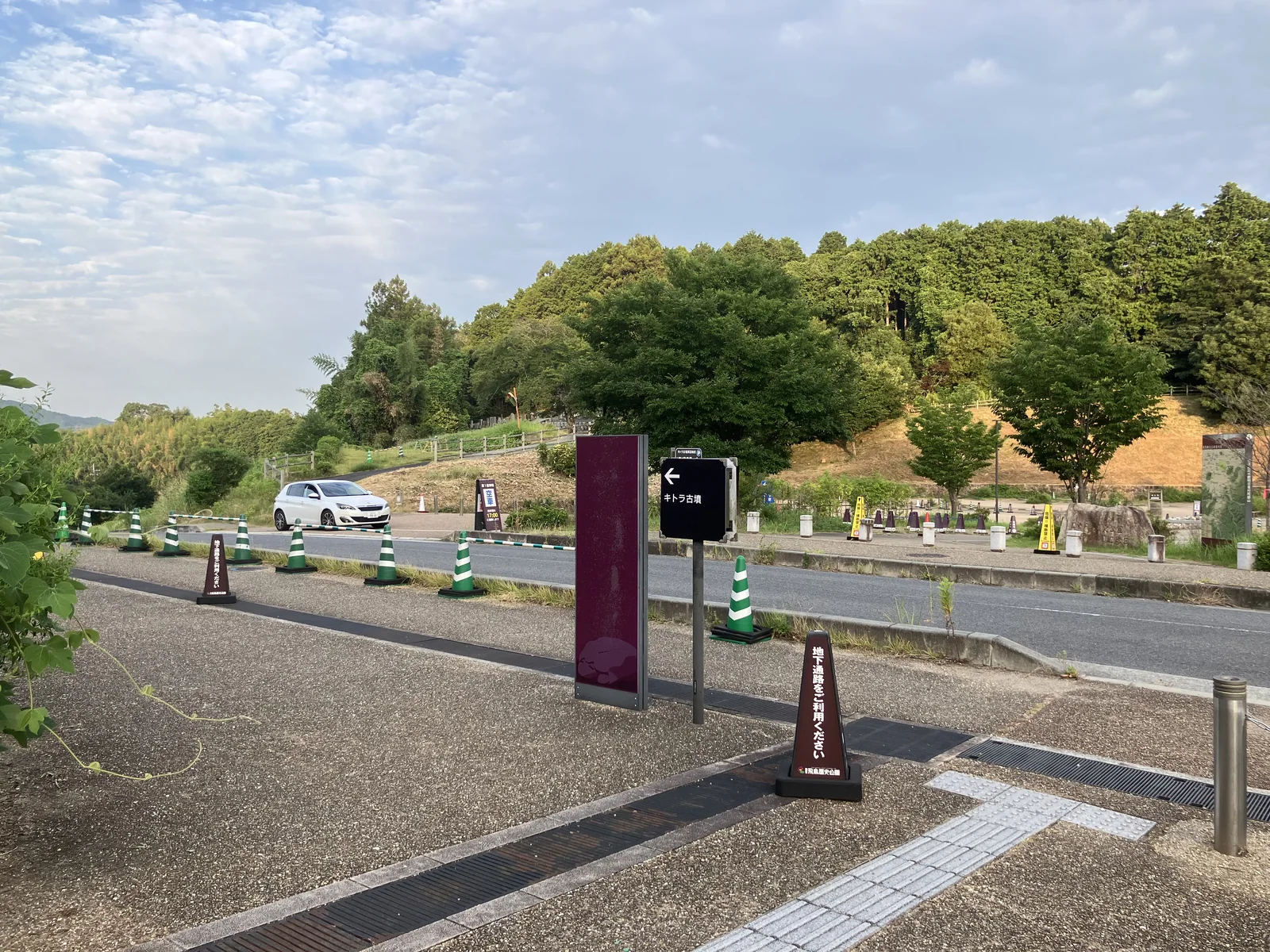 キトラ古墳周辺地区の駐車場と到着時の景観