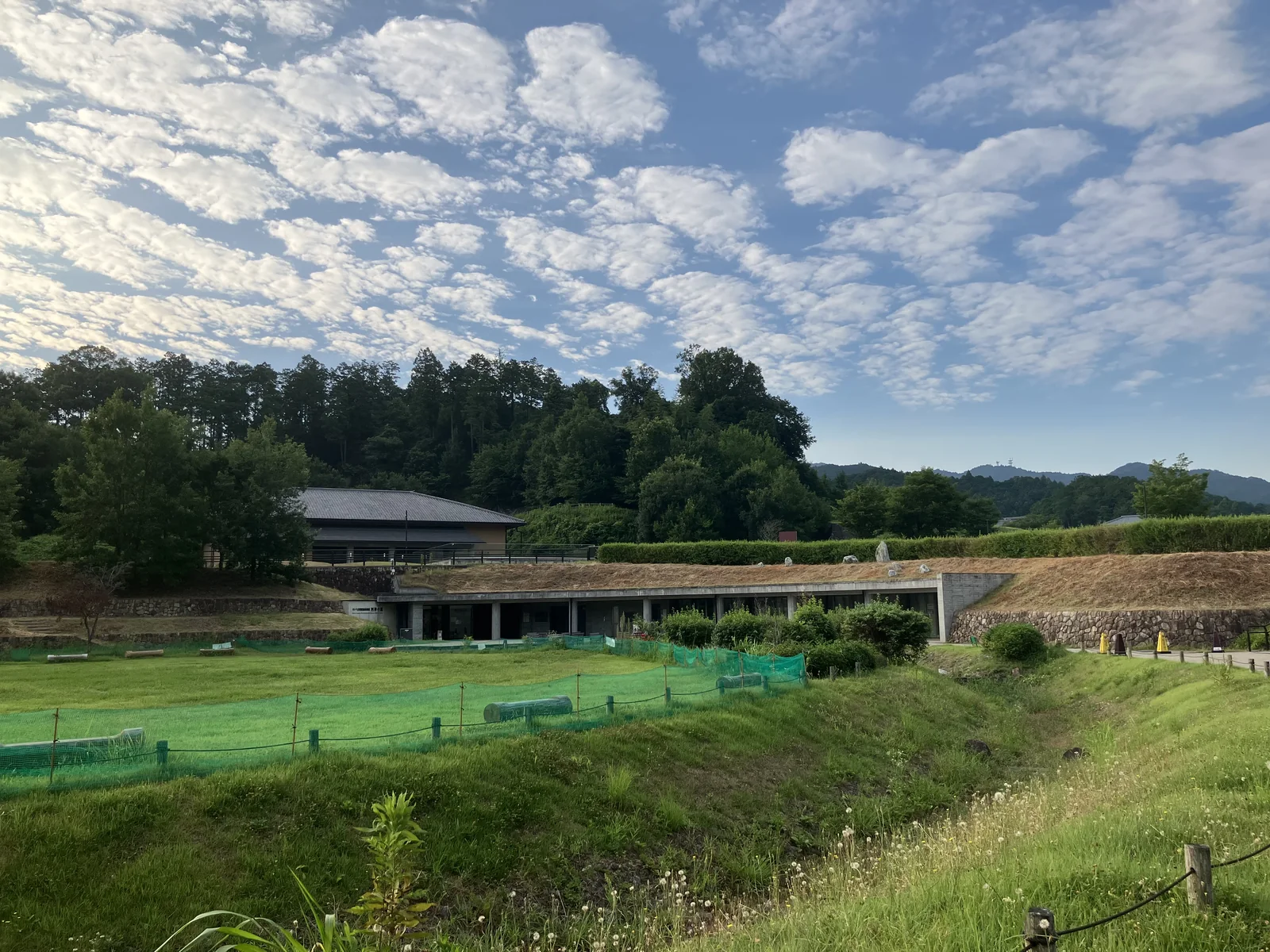キトラ古墳周辺地区に広がる芝生と公園の景観