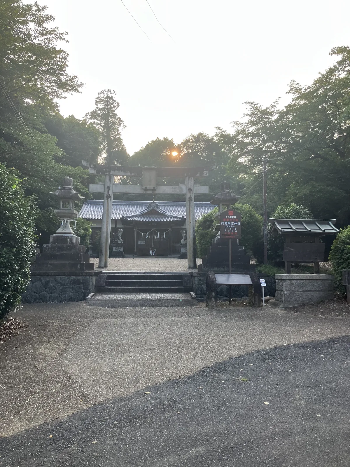 檜隈寺跡に鎮座する於美阿志神社の鳥居と社殿