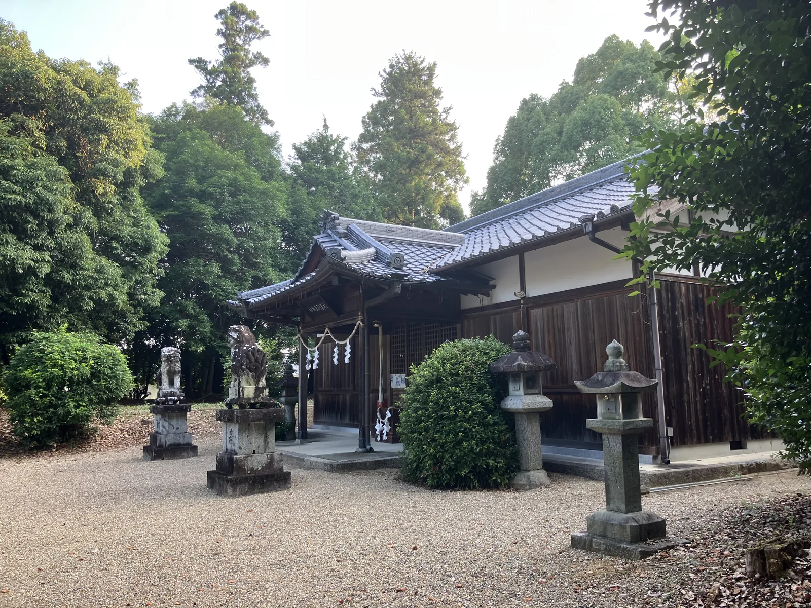 檜隈寺跡に鎮座する於美阿志神社の社殿