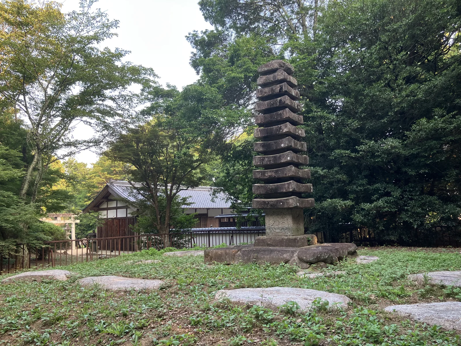 於美阿志神社の境内に立つ十三重の石塔婆