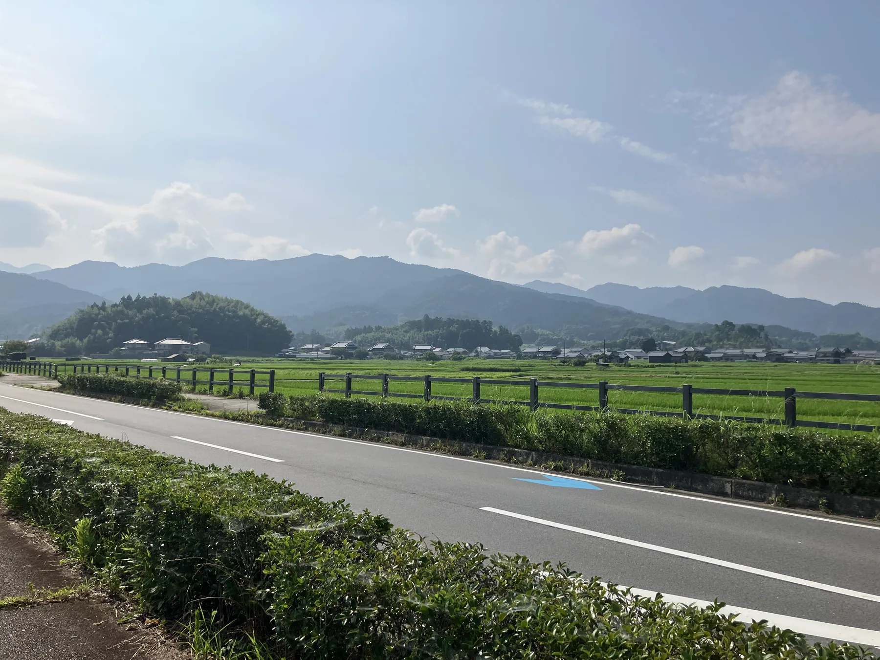 大官大寺跡周辺の道路と水田、その向こうに広がる山並み