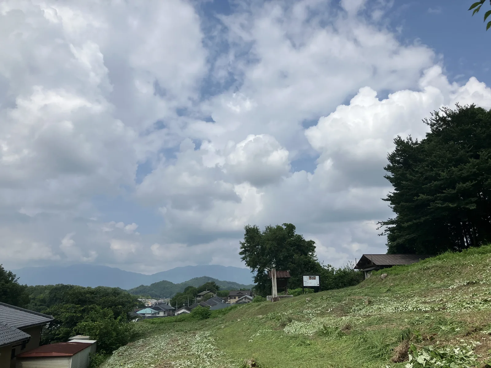 丘陵の南斜面に築かれた菖蒲池古墳周辺の景観