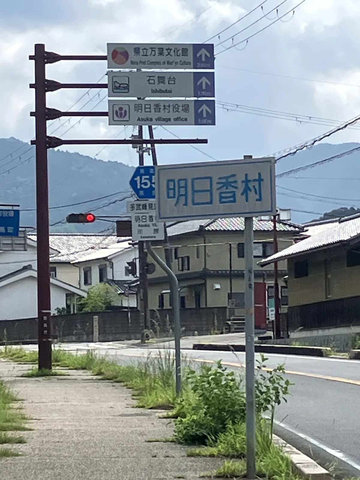 菖蒲池古墳へ向かう住宅地沿いの道と道標