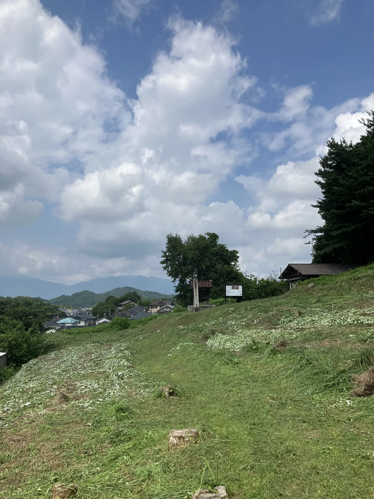菖蒲池古墳の墳丘と周辺の丘陵地形