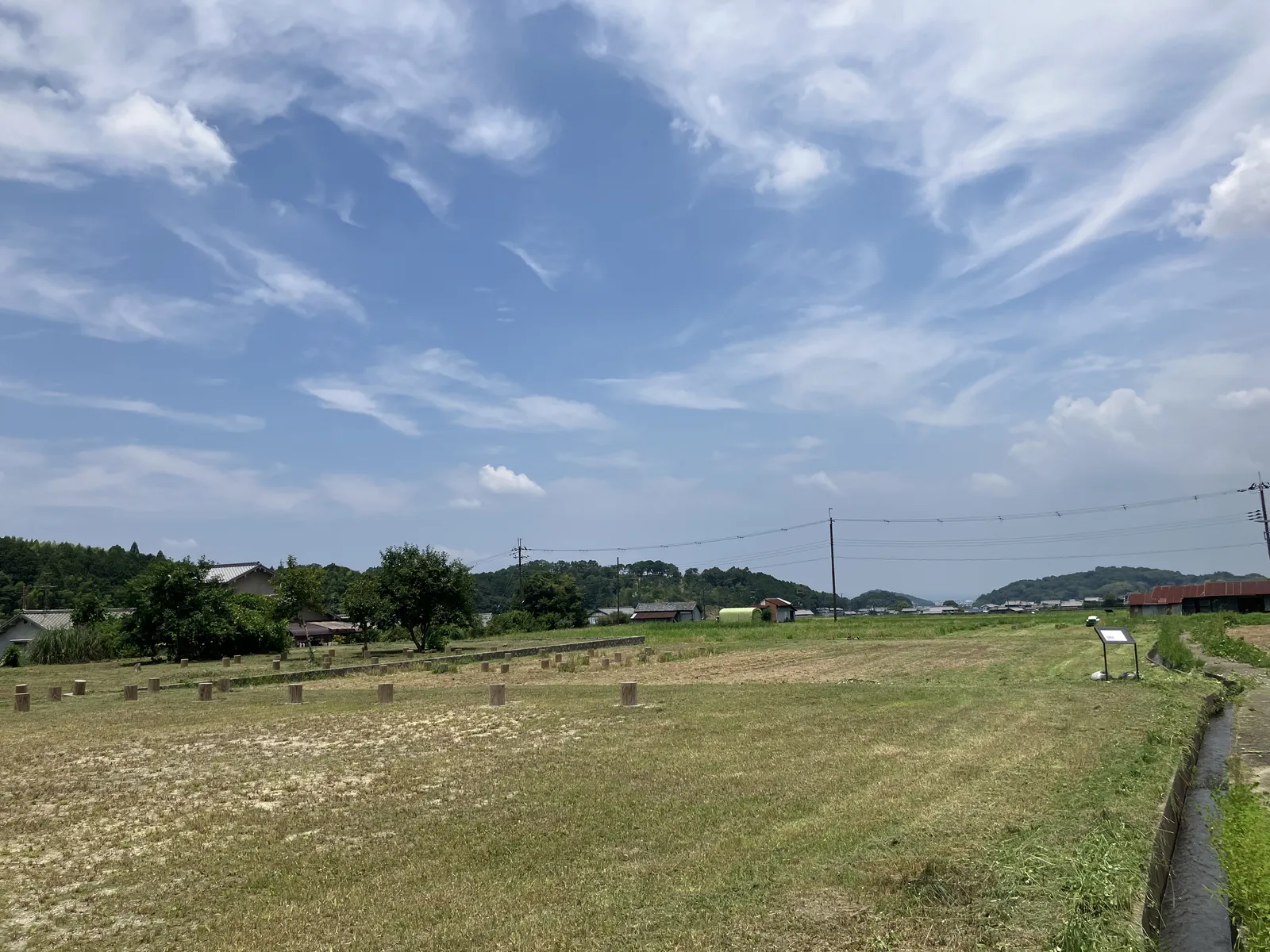 飛鳥宮跡の遺構表示と周囲に広がる景観