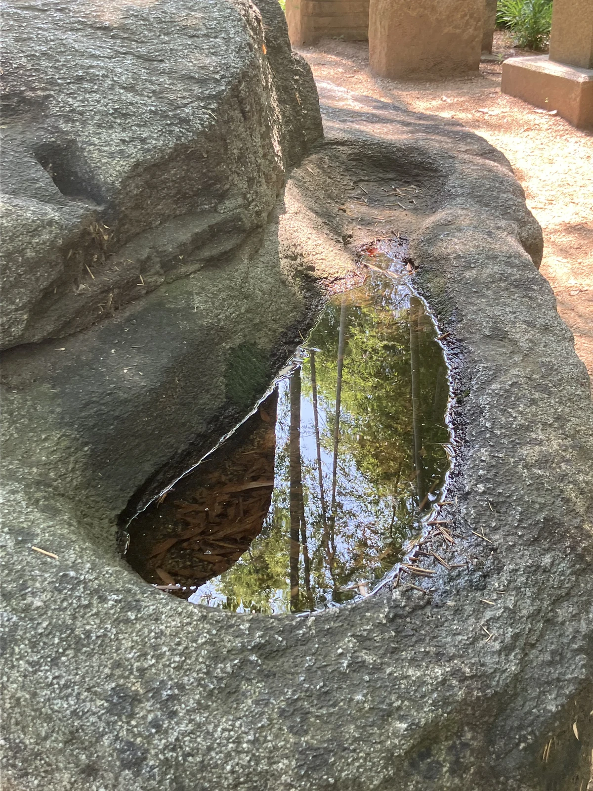 酒船石の上面に刻まれた溝とくぼみを近くから見た写真