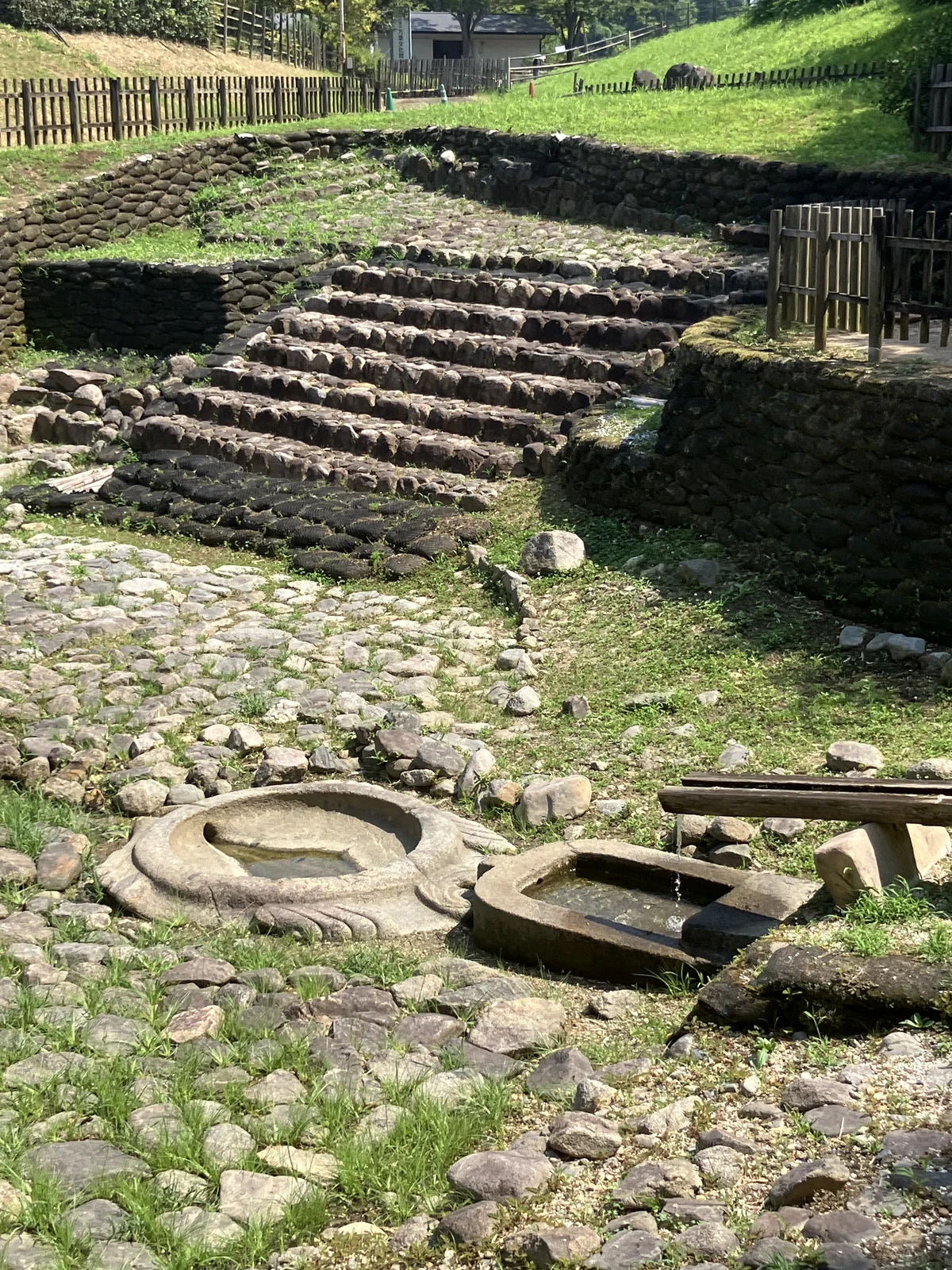 亀形石造物の周辺にある水に関わる遺構と石敷広場